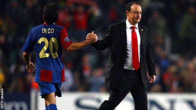 Rafael Benitez shakes hand with Barcelona's Deco