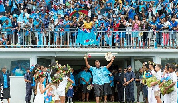 L'équipe des Fidji arrive au stade national de Suva en 2016