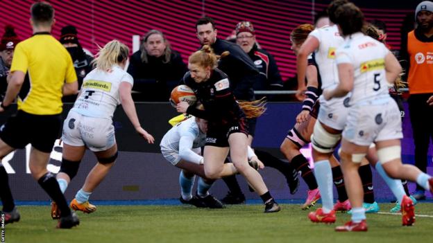 Paige Farries scoring a try for Saracens against Exeter