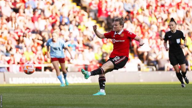 Hayley Ladd scores for Manchester United against Manchester City