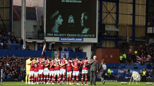 Everton and West Ham observe a minute silence for Queen Elizabeth II