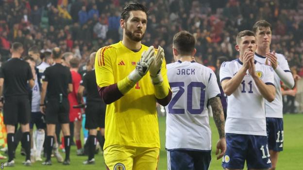 Le gardien écossais Craig Gordon montre sa déception