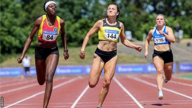 Phil Healy holds off Rhasidat Adeleke to win a thrilling women's 200m