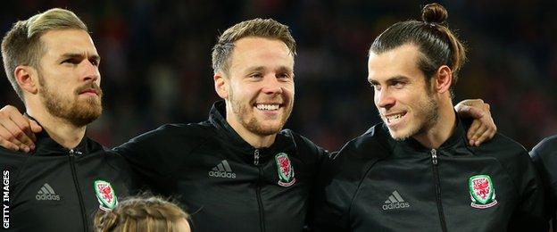 Chris Gunter (centre) with Aaron Ramsey (left) and Gareth Bale (right)
