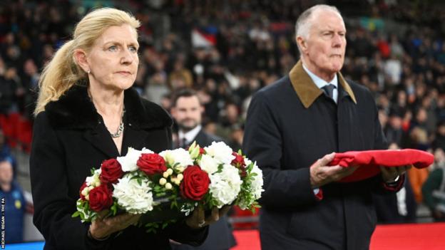 FA chair Debbie Hewitt placed a floral tribute on the pitch before the match, with Sir Geoff Hirst placing Sir Bobby Charlton's number nine England shirt next to it