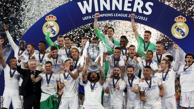 Los jugadores del Real Madrid celebran la victoria en la final de la Liga de Campeones 2021-22