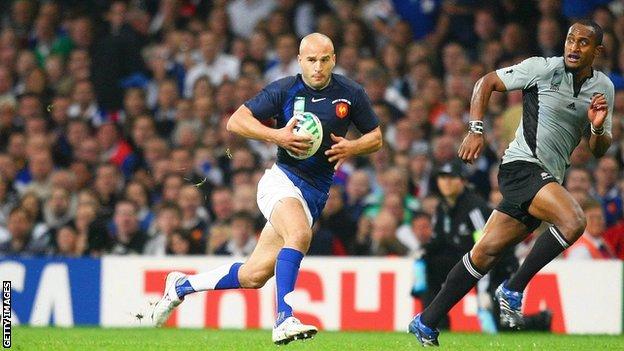 Frederik Michalak on the run for France v New Zealand in the 2007 World Cup