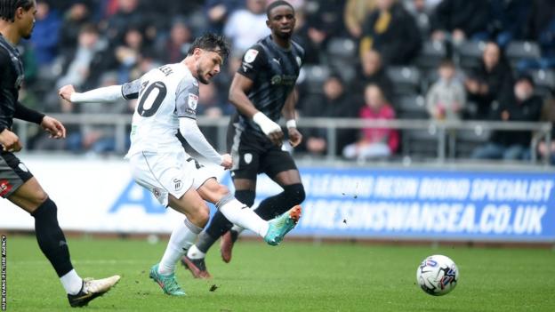 Liam Cullen wastes a golden chance to give Swansea an early lead