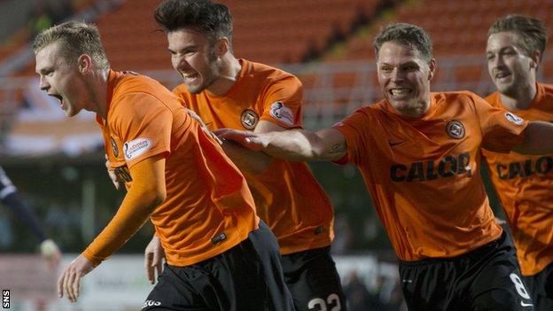 Dundee United celebrate Billy Mckay's winning penalty