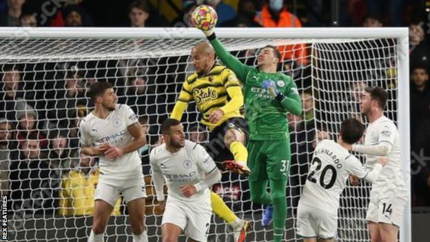 Le gardien de Manchester City Ederson fait un arrêt lors du match avec Watford