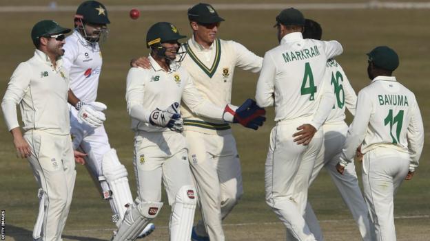 Les joueurs de cricket sud-africains célèbrent lors d'un récent match test contre le Pakistan