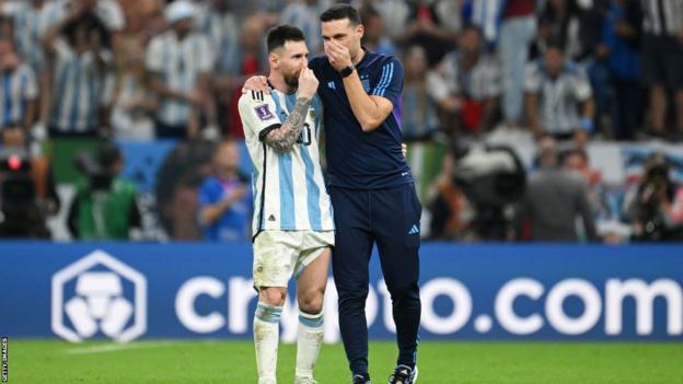 Lionel Messi talks with Argentina manager  Lionel Scaloni during the 2022 World Cup run  successful  Qatar