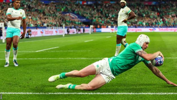 Mack Hansen scores Ireland's try