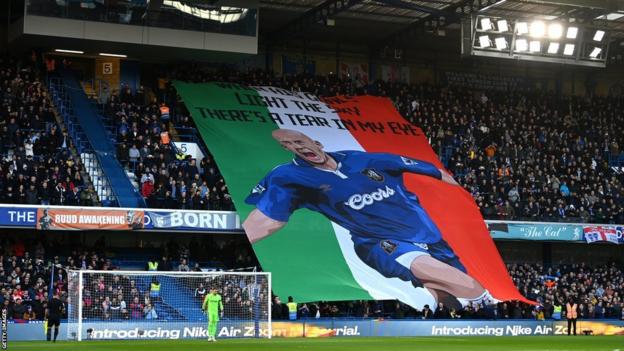 A giant banner paying tribute to Gianluca Vialli