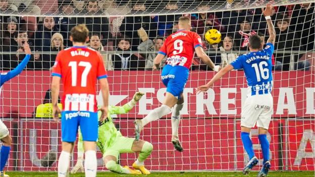 Artem Dovbyk scores