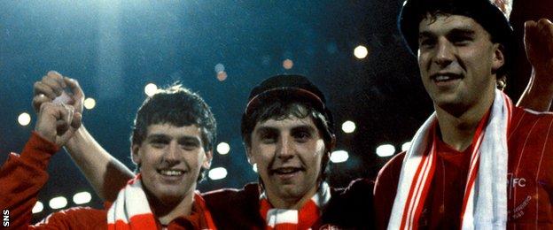 John Hewitt (centre) celebrates the Gothenburg success with Eric Black and Neale Cooper