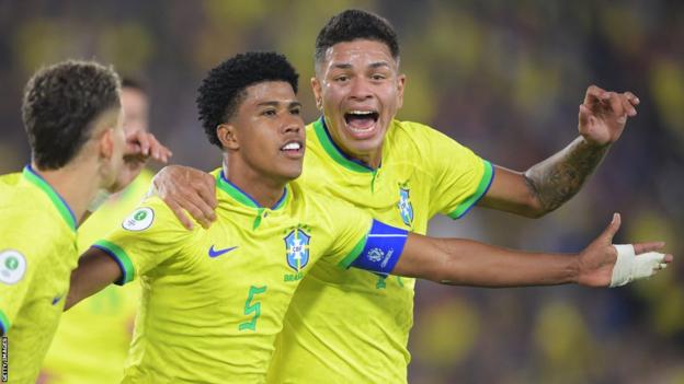 Andrey Santos (middle) celebrates with teammates