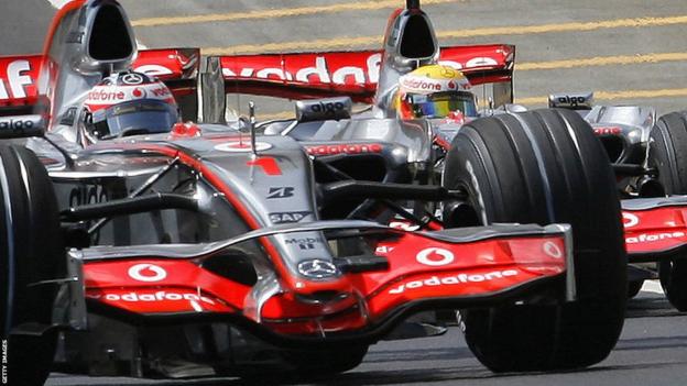 Voormalig teamgenoten Fernando Alonso en Lewis Hamilton