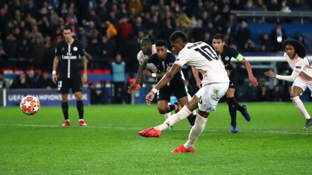 Marcus Rashford scoort een penalty voor Manchester United tegen PSG