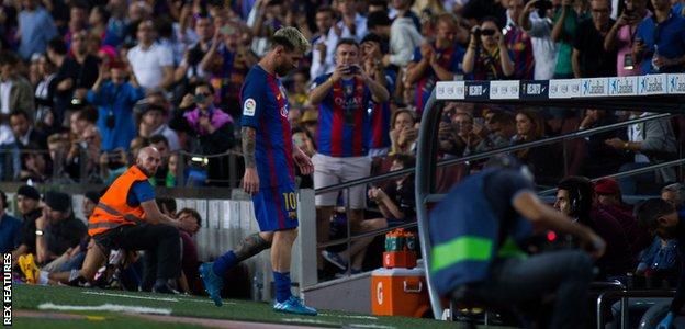 Lionel Messi leaves the field with an injury