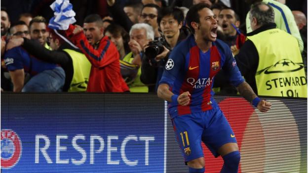 Neymar viert de overwinning van Barcelona tegen Paris St-Germain tijdens de 