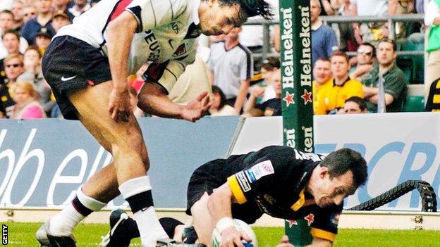 Rob Howley swoops to score the decisive try of the 2004 final