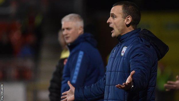 Exaspération Pour Oran Kearney Alors Qu'Il Regarde Son Côté Coleraine Glisser Vers Une Courte Défaite À Seaview