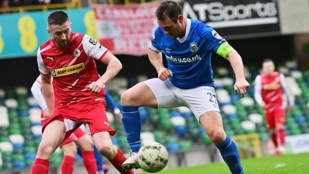 Irish Premiership: Linfield Beat Cliftonville 1-0 To Move To Within One ...