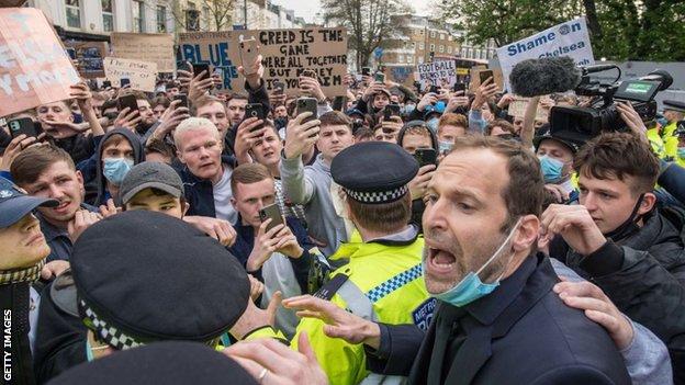 Petr Cech consulta a los fanáticos del Chelsea que protestaban