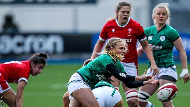 La demi de mêlée irlandaise Kathryn Dane obtient le ballon d'un ruck lors de la victoire 45-0 du week-end dernier contre le Pays de Galles à Cardiff