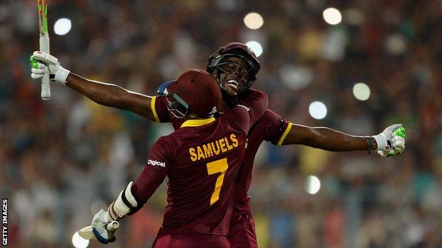 Carlos Brathwaite célèbre sa victoire en Coupe du monde T20 en 2016