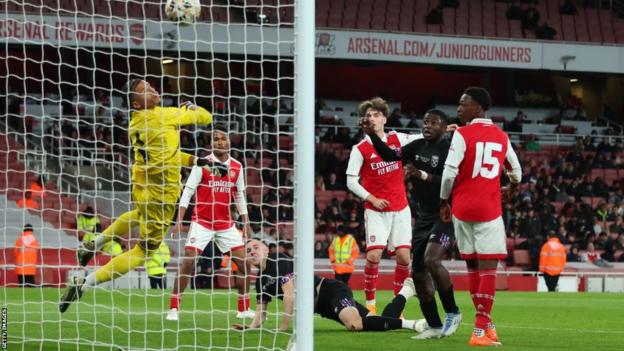 Josh Briggs scoort het vijfde doelpunt van West Ham tegen Arsenal in de finale van de FA Youth League