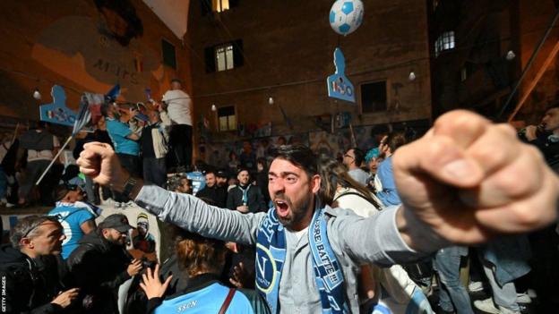 I tifosi del Napoli festeggiano per le strade di Napoli