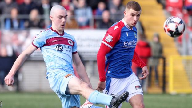 Linfield's Ethan McGee battles for possession with Institute's Oisin Devlin during the quarter-final at the Brandywell