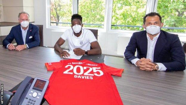 Alphonso Davies and Bayern Munich officials wore masks while signing his contract