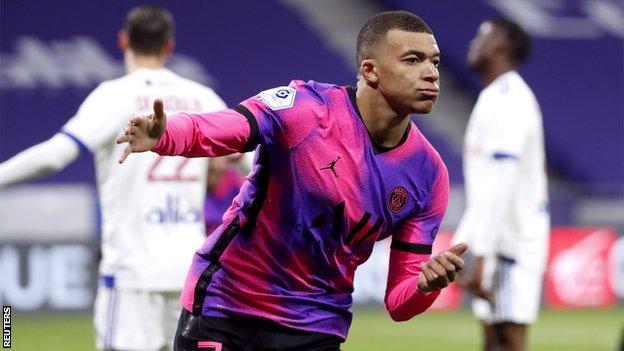 Kylian Mbappé scores 2 goals as PSG routs Lyon 4-1 in French