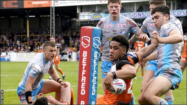 Castleford Tigers 16-14 Leeds Rhinos - Jack Sinfield handed ...