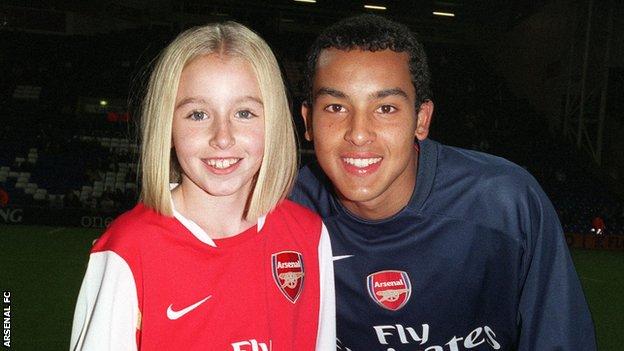 Leah Williamson con Theo Walcott del Arsenal antes del partido de la tercera ronda de la Copa Carling entre West Bromwich Albion y el Arsenal el 10 de marzo de 2006