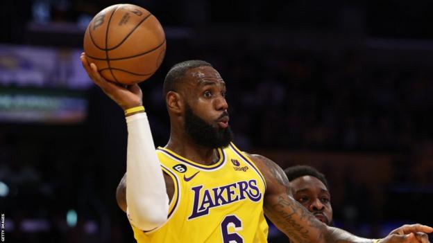 LeBron James con el balón ante los Denver Nuggets