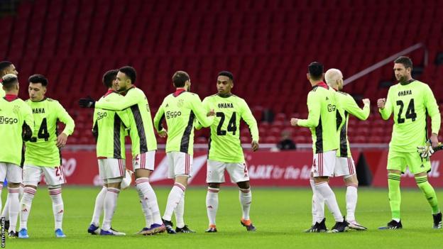 Les joueurs de l'Ajax portent des maillots pour soutenir le gardien camerounais Andre Onana