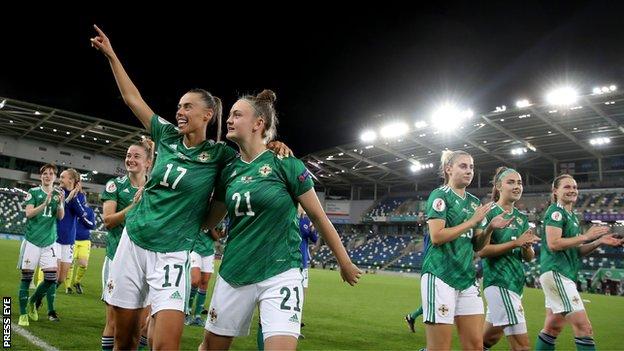 L'équipe féminine senior d'Irlande du Nord a disputé son premier match au parc Windsor réaménagé en septembre