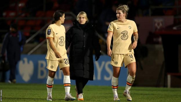 Emma Hayes sale del campo junto a Sam Kerr y Millie Bright