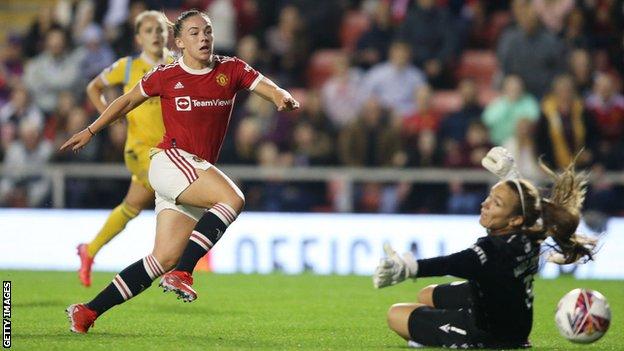 Kirsty Hanson scores for Manchester United