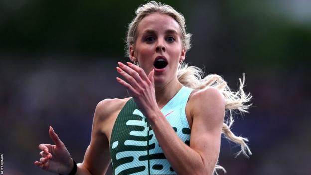 Keely Hodgkinson celebrates after breaking the British 800m record in Paris