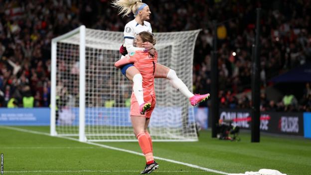 Chloe Kelly es abrazada por su compañera de equipo de Inglaterra, Mary Earps, en el campo de Wembley.