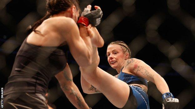 L'Écossaise Joanne Calderwood (à droite) combat Lauren Murphy lors de son match poids mouche féminin UFC 263 au Gila River Arena le 12 juin 2021 à Glendale, Arizona.