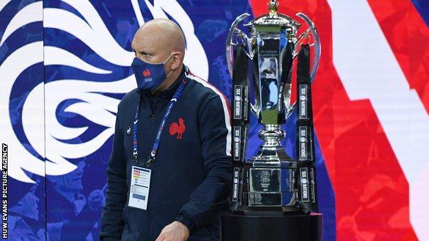 Après 11 ans en tant qu'entraîneur de la défense du Pays de Galles, Shaun Edwards a rejoint l'équipe des coulisses françaises après la Coupe du monde 2019.