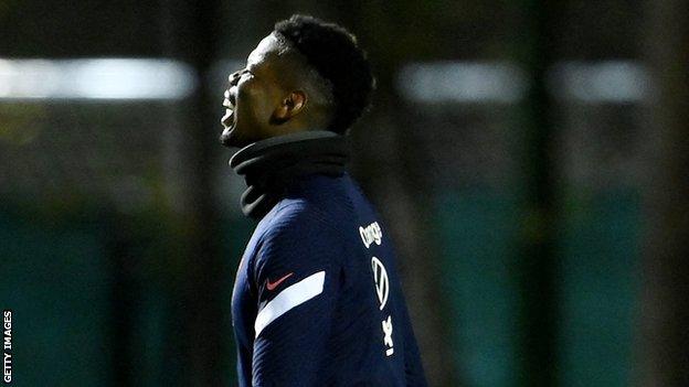 Pogba reacts after injuring his thigh in France training