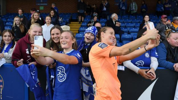 Erin Cuthbert posa con fans en Kingsmeadow junto a Ann-Katrin Berger