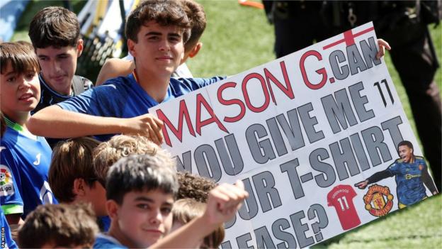 Getafe fans welcome Mason Greenwood